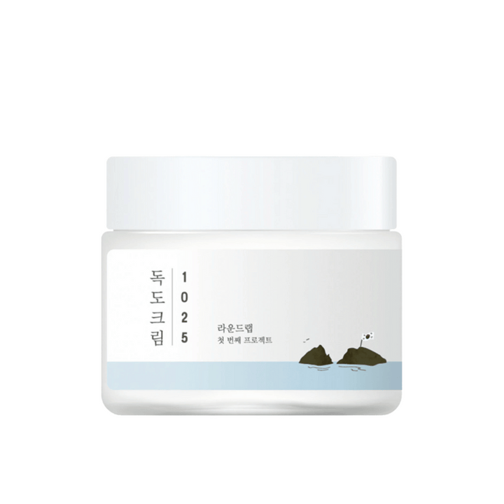 Pohár s Round Lab 1025 Dokdo Cream 80ml na hydratáciu na bielom pozadí.