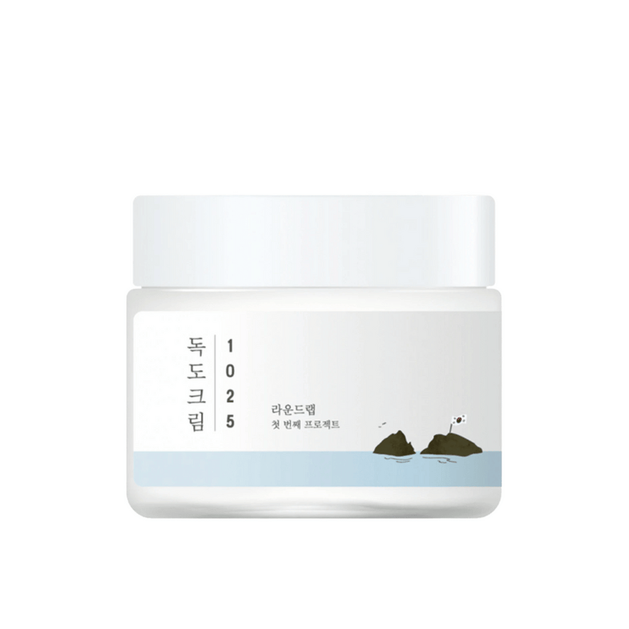 Pohár s Round Lab 1025 Dokdo Cream 80ml na hydratáciu na bielom pozadí.