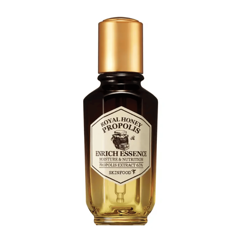 Obrázok sklenenej fľaše s tmavou tekutinou a zlatým uzáverom. Na etikete fľaše je napísané "Royal Honey Propolis Enrich Essence" nasledované "Moisture & Nutrition" a "Propolis Extract 63%". Značka "Skinfood" je tiež viditeľná na spodku etikety.