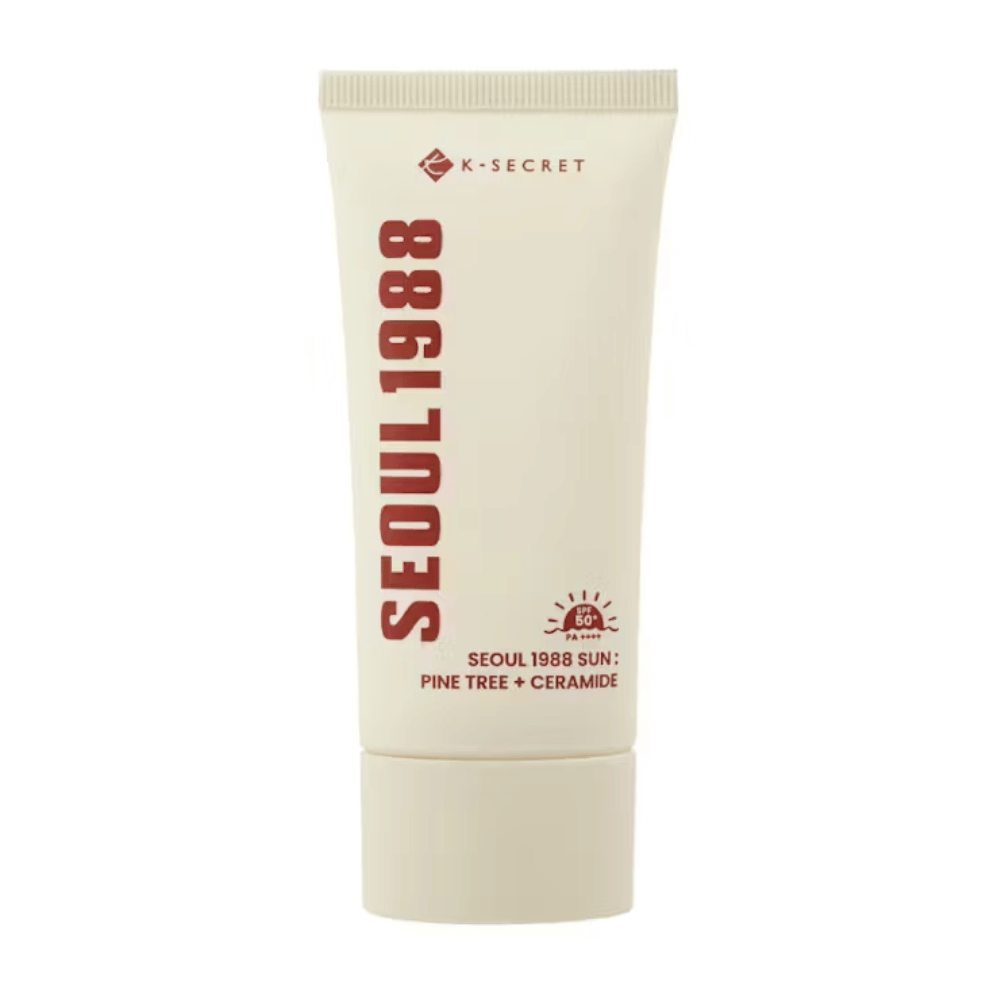 SEOUL 1988 Sun Cream kombinuje silu borovicovej kôry a ceramidov na ochranu pokožky pred slnkom (SPF50+ PA++++) a zároveň ju hydratuje a posilňuje kožnú bariéru.