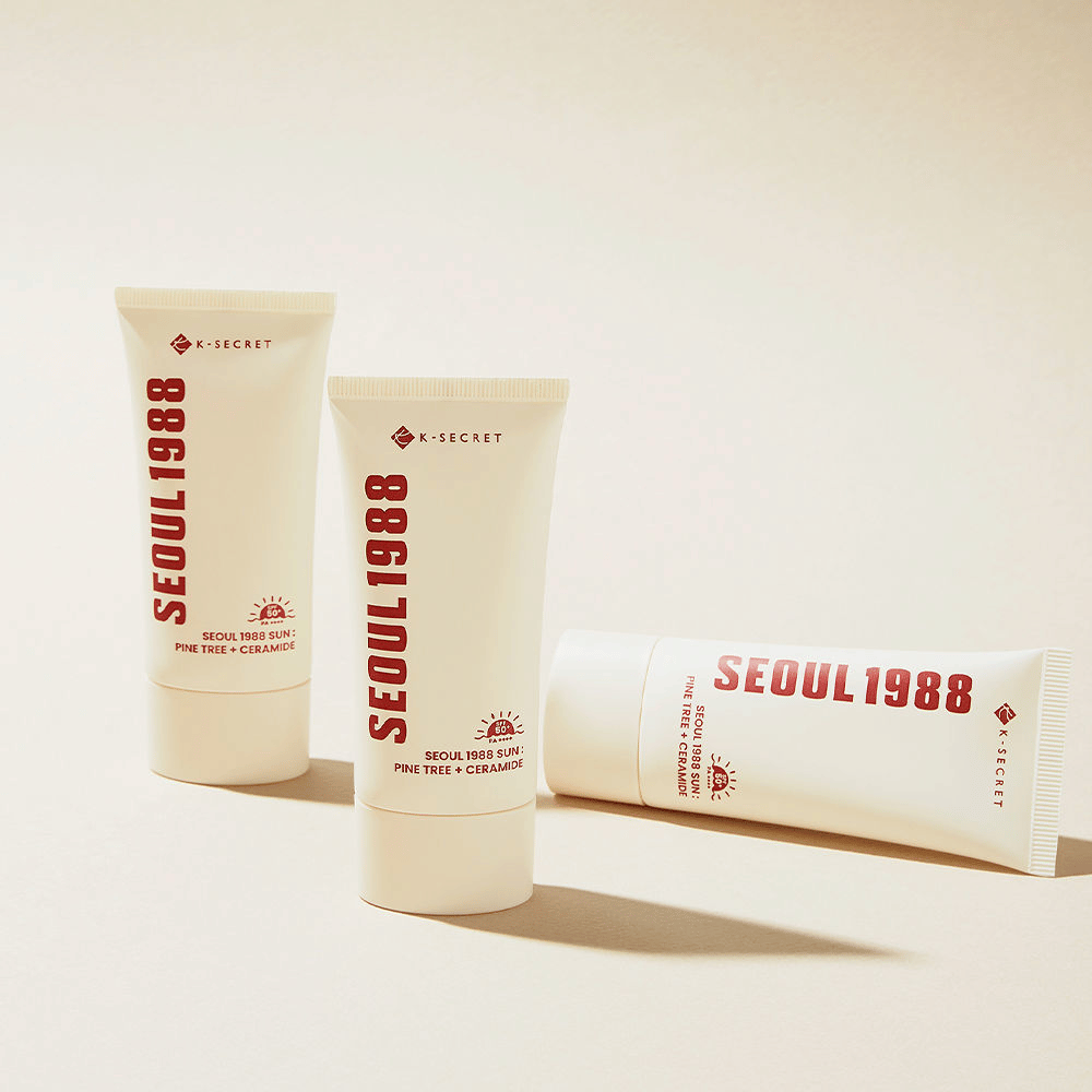 SEOUL 1988 Sun Pine Tree + Ceramide je opaľovací krém, ktorý chráni pred UV žiarením a zároveň posilňuje kožnú bariéru pomocou ceramidov a extraktu z borovice.