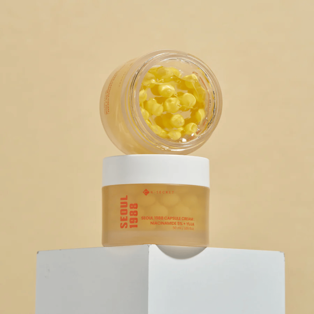 Elegantné usporiadanie: Dva poháre s Seoul 1988 Capsule Cream, jeden otvorený a jeden zatvorený, umiestnené na béžovom pozadí.