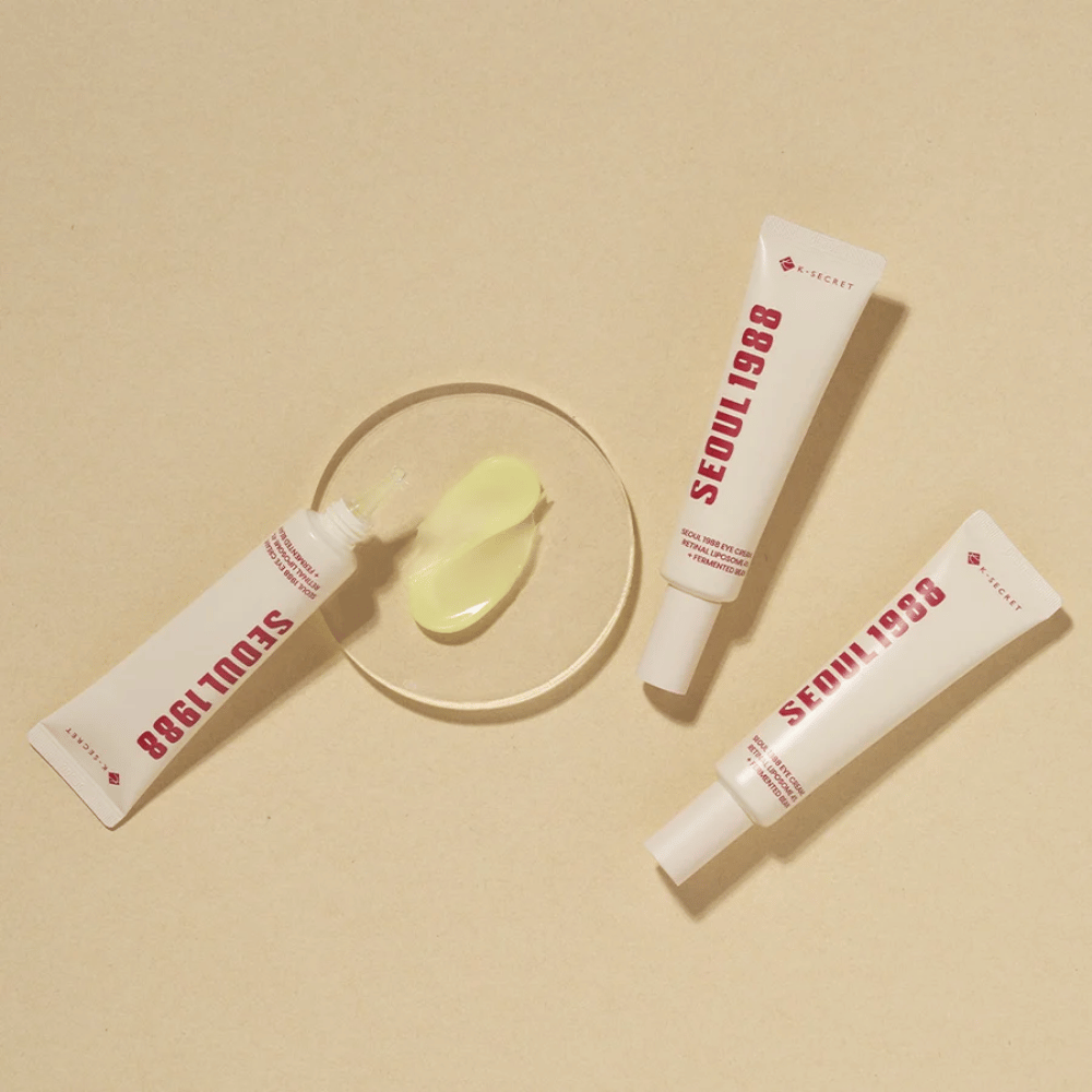 SEOUL 1988 Eye Cream - Retinal Liposome 4% + Fermented Bean

Tento očný krém je obohatený o 4% Retinal Liposome a fermentované fazule, ktoré poskytujú intenzívnu výživu a pomáhajú redukovať jemné linky a tmavé kruhy pod očami.

🌟 Výhody:
✔ Retinal Liposome 4% – Posilňuje elasticitu pokožky a znižuje vrásky
✔ Fermentované fazule – Výživná formula pre zvýšenú pevnosť
✔ Jemný a ľahko absorbujúci – Vhodný aj pre citlivú pokožku

Perfektný na hydratáciu a osvieženie oblasti očí! 👁✨