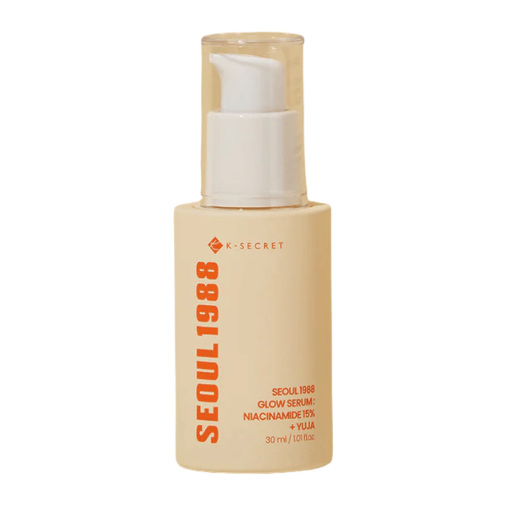 Fľaša s K-SECRET Seoul 1988 Glow Serum Niacinamide 15% + Yuja, 30 ml, s pumpou a minimalistickým béžovým dizajnom.