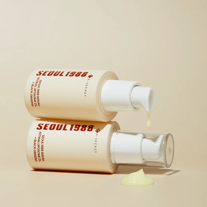 SEOUL 1988 Serum - Retinal Liposome 2% + Black Ginseng

Ett kraftfullt anti-aging-serum som kombinerar 2% Retinal Liposome och Svart Ginseng för att främja cellförnyelse, jämna ut hudtonen och ge en fastare hud.

Retinal Liposome 2%: En avancerad form av retinoid som effektivt minskar rynkor och fina linjer.
Svart Ginseng: Rik på antioxidanter, stärker hudbarriären och ger näring på djupet.
Snabbabsorberande formula: Lätt konsistens som tränger in djupt i huden utan att irritera.
Perfekt för dig som vill ha
