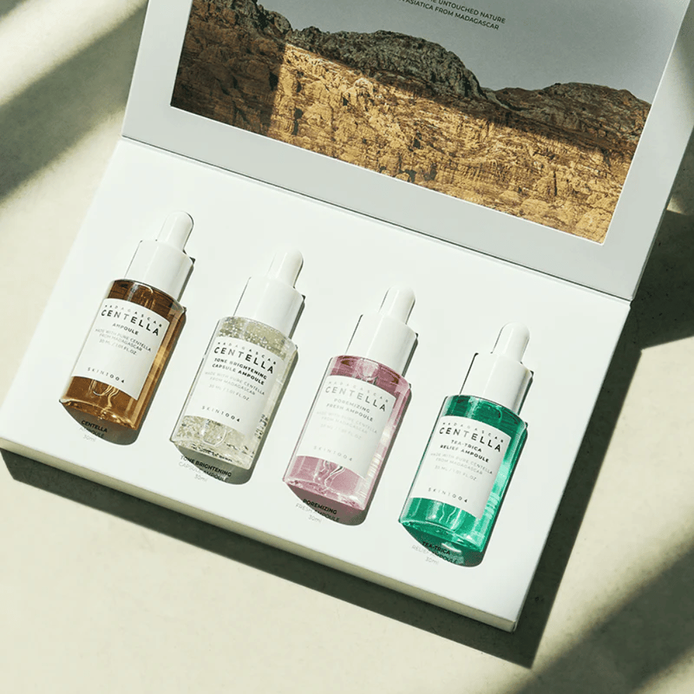 Krabica obsahujúca Madagascar Centella Ampoule Kit od SKIN1004, ktorá obsahuje tri rôzne typy produktov starostlivosti o pleť pre hydratáciu a zvlhčovanie.