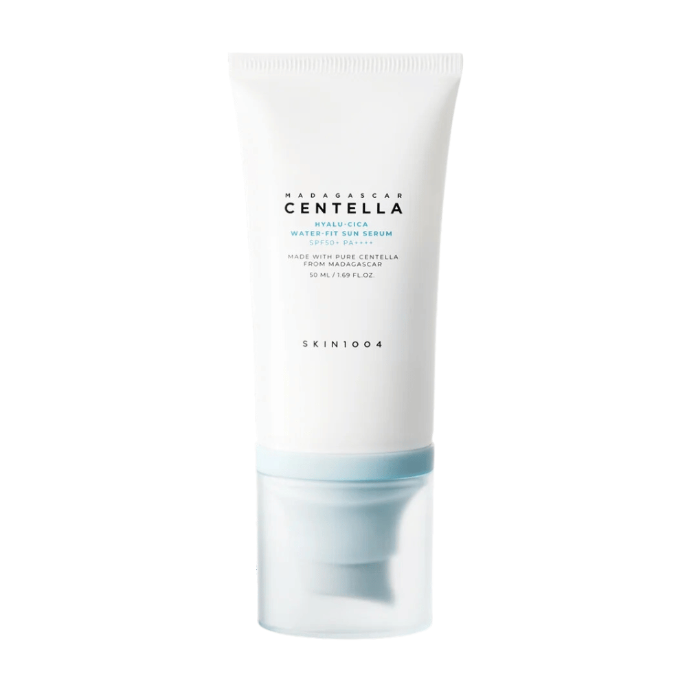 Madagascar Centella Hyalu-Cica Water-Fit Sun Serum 50ml od SKIN1004 chráni pred UV lúčmi a zároveň zvyšuje vlhkosť s Madagascar Centella.