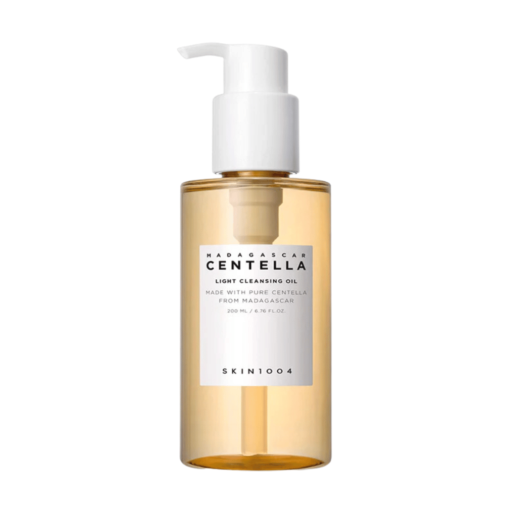 Fľaša Madagascar Centella Light Cleansing Oil 200ml od SKIN1004 na bielom pozadí, na čistenie a starostlivosť o pleť.