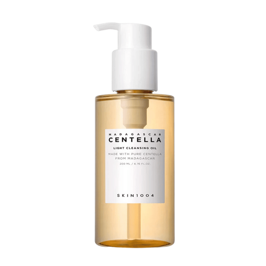 En flaska Madagascar Centella Light Cleansing Oil 200ml från SKIN1004 på vit bakgrund, för rengöring och hudvård.