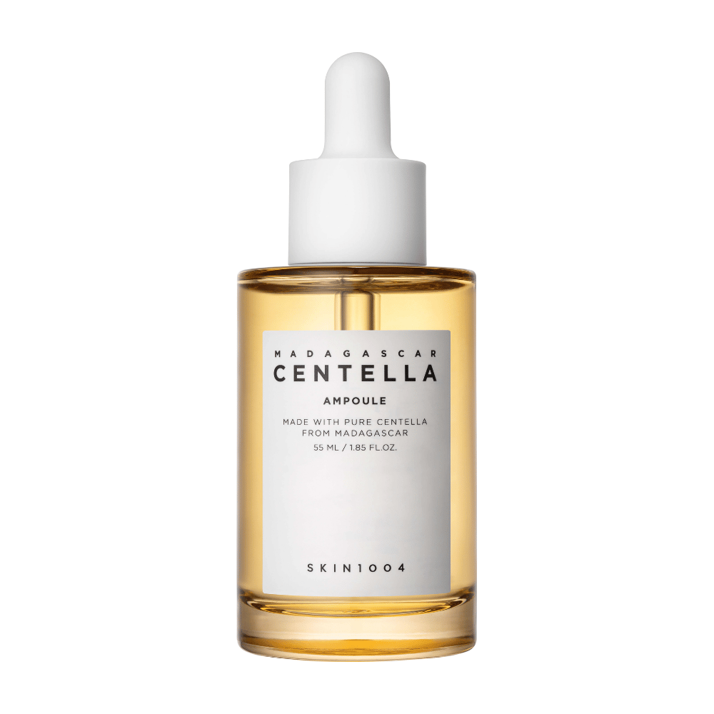 Sklenená fľaša s kvapkadlom od SKIN1004, Madagascar Centella Ampoule, s informáciami o centella z Madagaskaru, na bielom pozadí.