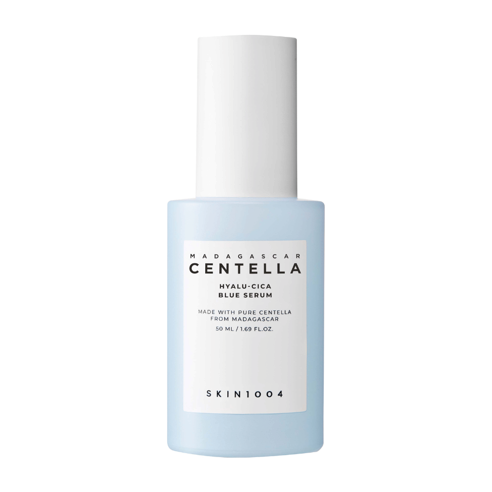 Fľaša SKIN1004 Madagascar Centella Hyalu-Cica Blue Serum so svetlomodrou etiketou a bielym uzáverom na čistej pozadí.