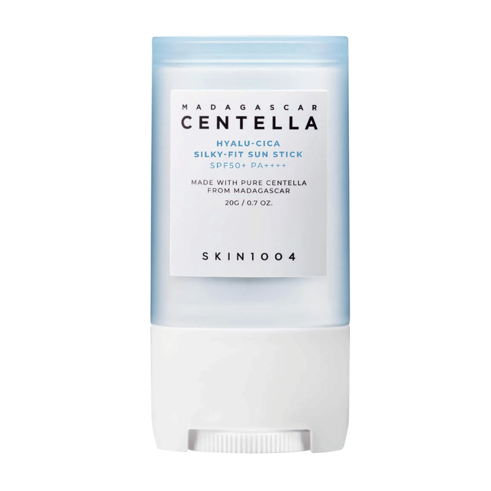 Zatvorená tyčinka na opaľovanie od SKIN1004, SPF50+, s centellou z Madagaskaru, na bielom pozadí.
