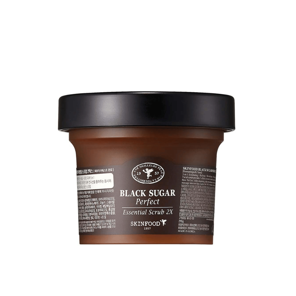Plechovka SKINFOOD Black Sugar Perfect Essential Scrub 2X 210g na bielom pozadí.