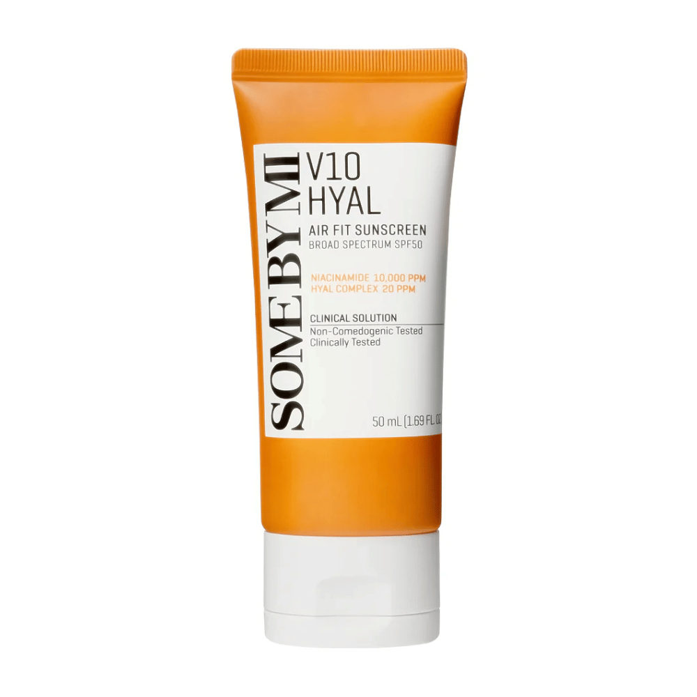 SOME BY MI V10 Hyal Air Fit Sunscreen SPF50 poskytuje širokospektrálnu UV ochranu. Obsahuje 10 000 PPM niacínamidu a 20 PPM komplexu kyseliny hyalurónovej, ktoré hydratujú a rozjasňujú pokožku. Klinicky testované a nekomedogénne, čo ho robí ideálnym pre každodenné použitie.