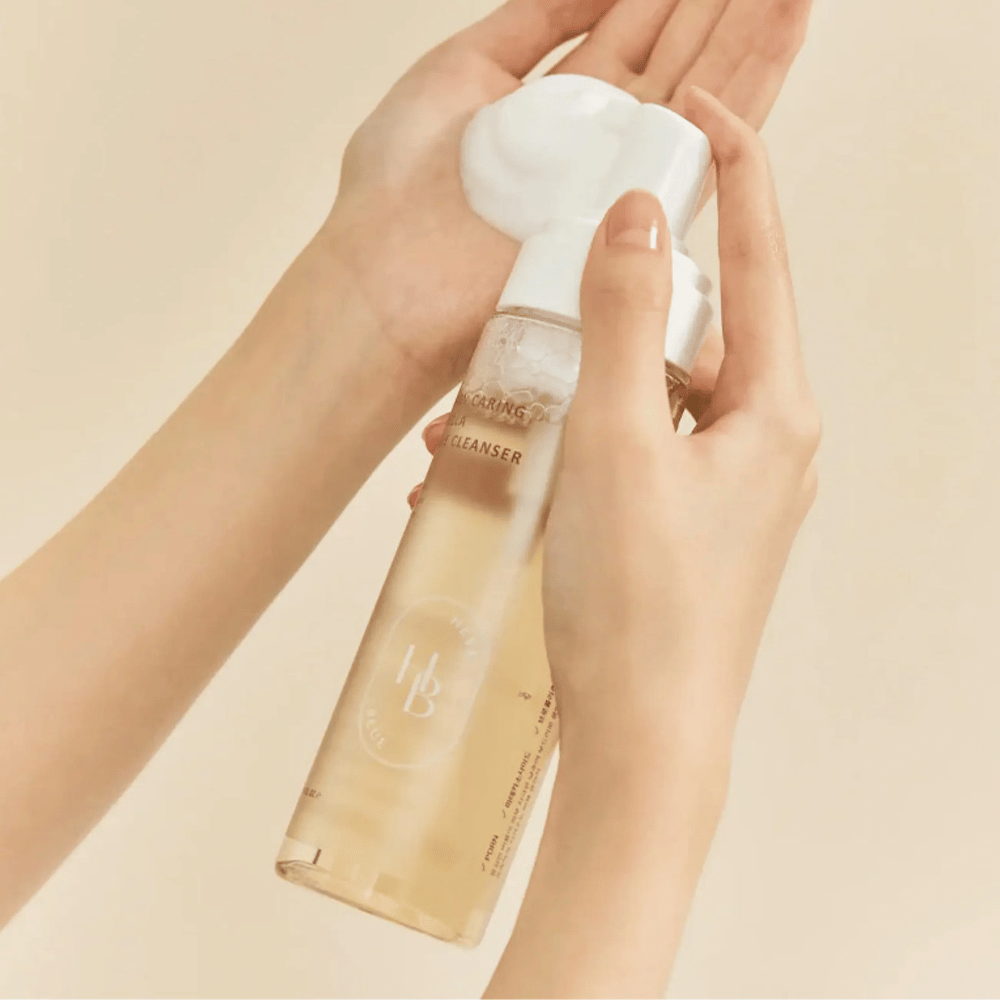 Heveblue Salmon Caring Centella Bubble Cleanser sa používa v ruke – jemný kórejský čistiaci prostriedok s bublinami, ktorý vytvára vzdušnú penu a pomáha čistiť pokožku bez vysušenia.