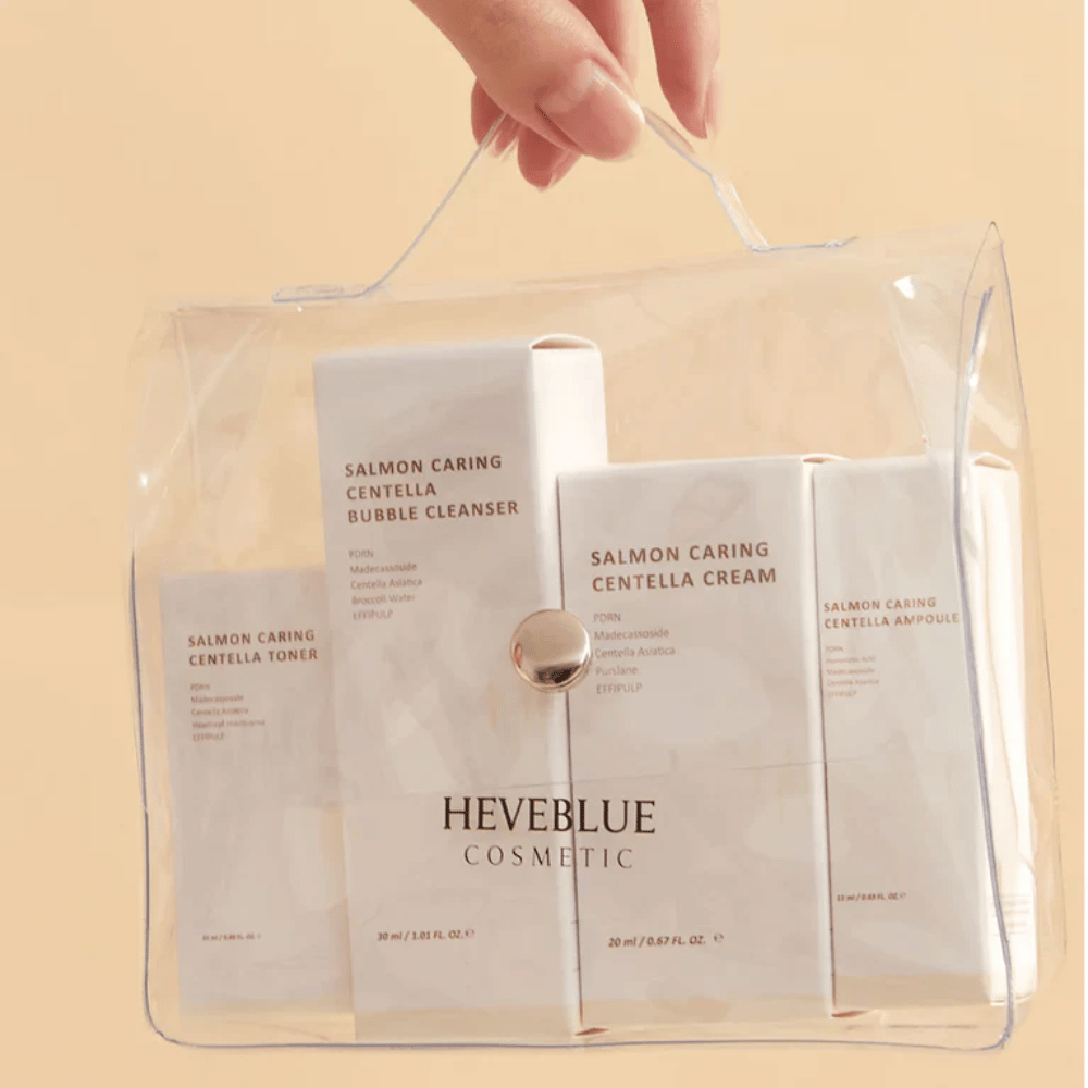 Heveblue Salmon Caring Centella Special Travel Kit kozmetická taštička – kompletná kórejská sada starostlivosti o pleť s tonerom, čistiacim prostriedkom, krémom a ampulkou v priehľadnej cestovnej taške.