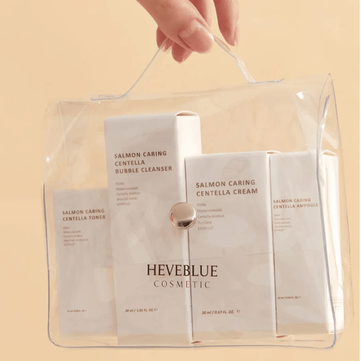 Heveblue Salmon Caring Centella Special Travel Kit kozmetická taštička – kompletná kórejská sada starostlivosti o pleť s tonerom, čistiacim prostriedkom, krémom a ampulkou v priehľadnej cestovnej taške.