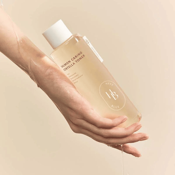 Aplikácia Salmon Caring Centella Toner – hydratačný kórejský pleťový toner s centella asiatica, ktorý vyrovnáva pokožku, dodáva lesk a zlepšuje elasticitu pokožky.