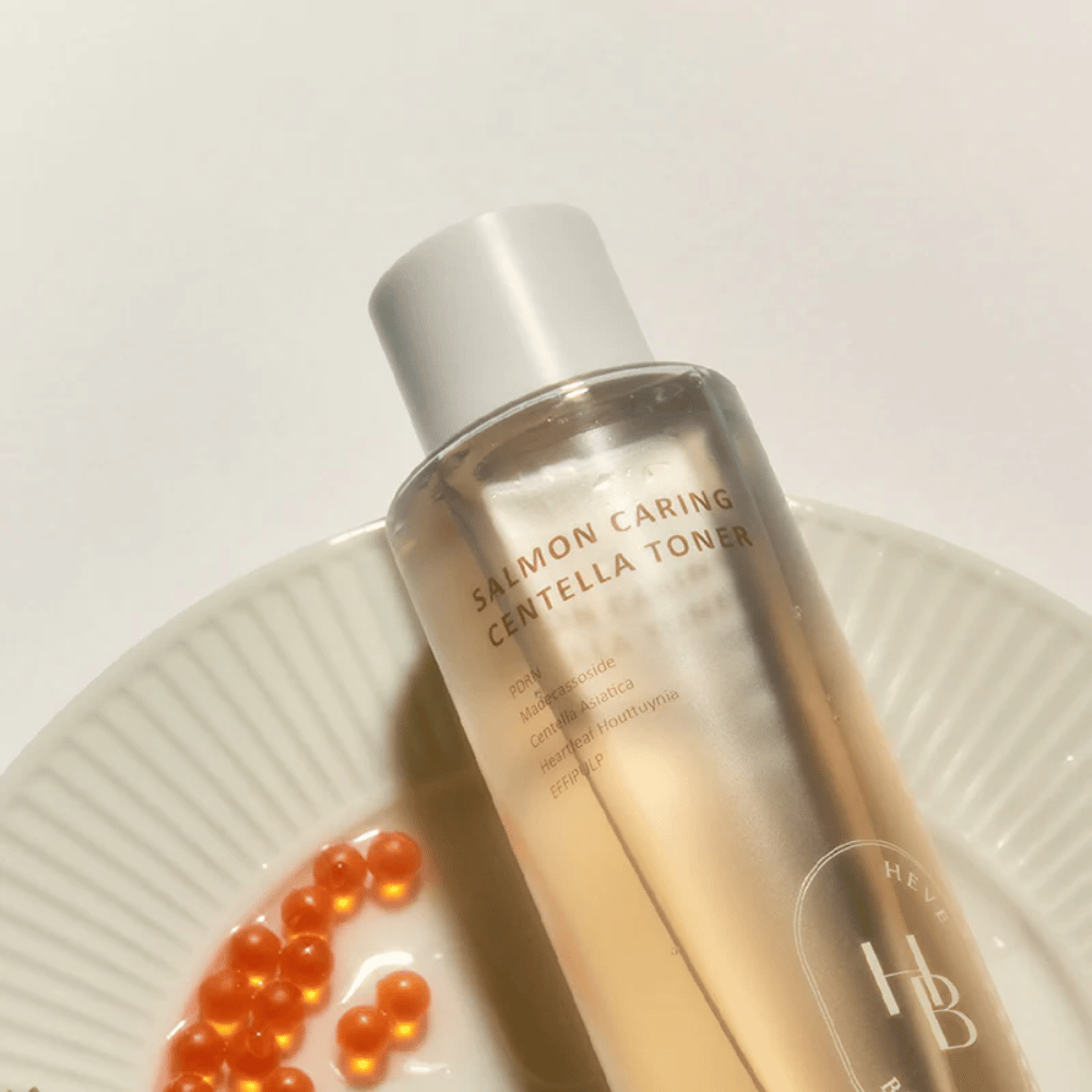 Salmon Caring Centella Toner z Heveblue s prostredím inšpirovaným lososom – kórejský toner s PDRN a centellou, ktorý upokojuje pokožku, posilňuje kožnú bariéru a poskytuje intenzívnu hydratáciu.