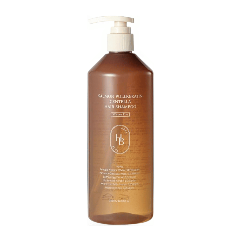 Heveblue Salmon Pullkeratin Centella Hair Shampoo v transparentnej hnedej pumpičkovej fľaši na svetlom pozadí. Šampón s centellou, extraktom z lososa a keratínom, ktorý pomáha čistiť a vyživovať vlasy.