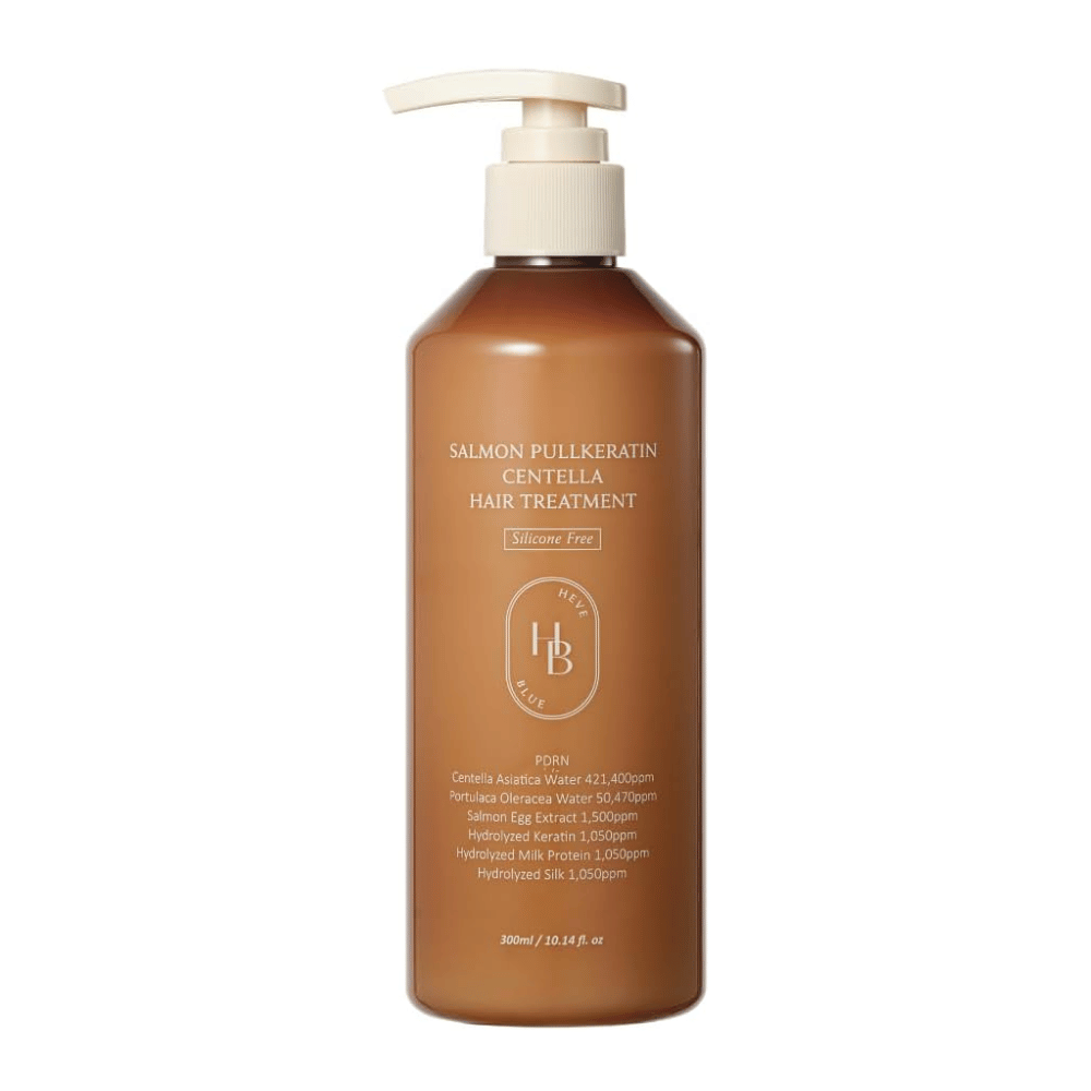 Heveblue Salmon Pullkeratin Centella Hair Treatment v hnedej pumpičkovej fľaši na svetlom pozadí. Vlasová kúra s centellou, extraktom z lososa, keratínom, hodvábnym proteínom a mliečnym proteínom na starostlivosť a hydratáciu vlasov.