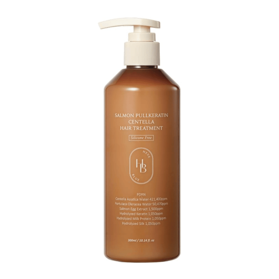 Heveblue Salmon Pullkeratin Centella Hair Treatment v hnedej pumpičkovej fľaši na svetlom pozadí. Vlasová kúra s centellou, extraktom z lososa, keratínom, hodvábnym proteínom a mliečnym proteínom na starostlivosť a hydratáciu vlasov.