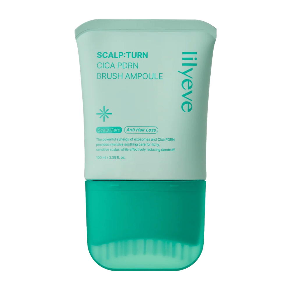Produktová fotografia s vyrezaným pozadím produktu LILYEVE Scalp:Turn Cica PDRN Brush Ampoule na bielom pozadí. Dizajn zobrazuje tyrkysové balenie so zabudovaným kefkovým aplikátorom na jednoduchú aplikáciu priamo na pokožku hlavy.