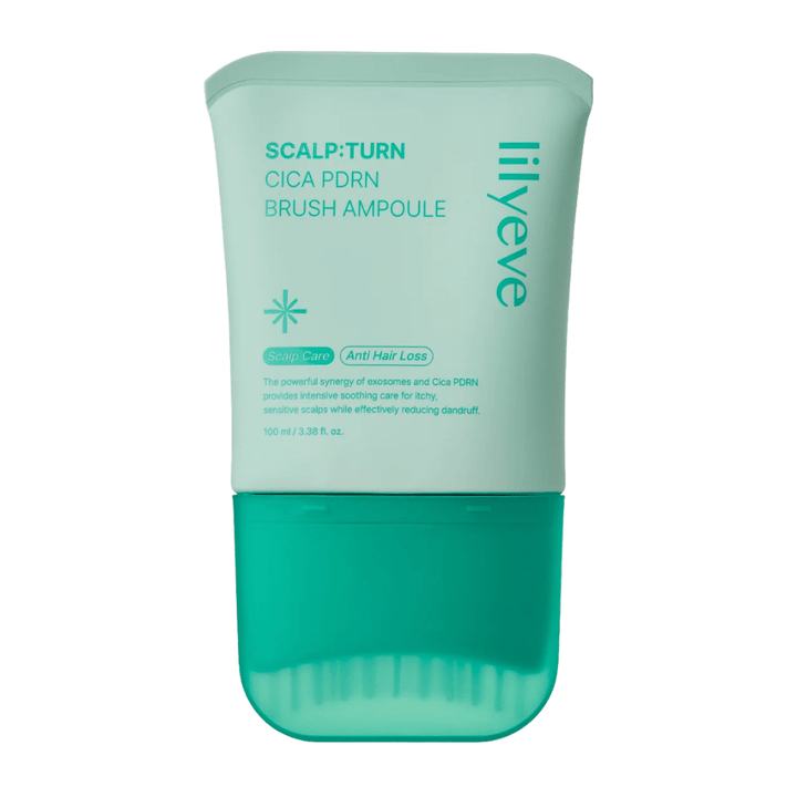 Produktová fotografia s vyrezaným pozadím produktu LILYEVE Scalp:Turn Cica PDRN Brush Ampoule na bielom pozadí. Dizajn zobrazuje tyrkysové balenie so zabudovaným kefkovým aplikátorom na jednoduchú aplikáciu priamo na pokožku hlavy.