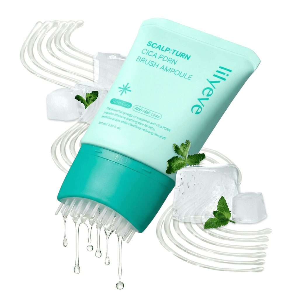 Detailný záber na LILYEVE Scalp:Turn Cica PDRN Brush Ampoule spolu s kockami ľadu, mätou a kvapkami séra. Obrázok vyvoláva chladivý a osviežujúci pocit a zároveň zvýrazňuje jedinečný kefkový aplikátor.