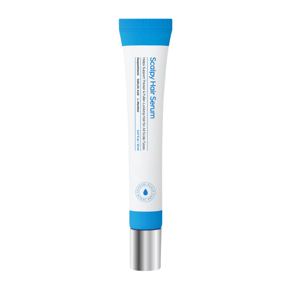 Obrázok produktu Seapuri Scalpy Hair Serum v bielej a modrej tube s kovovým uzáverom. Sérum na vlasy, ktoré posilňuje korene a podporuje rast.