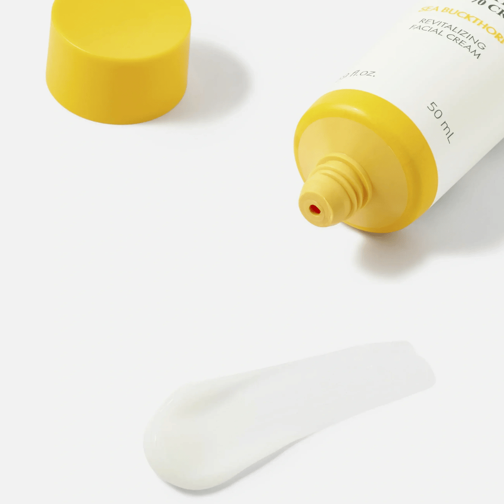 1. Purito SEOUL Sea Buckthorn Vital 70 Cream – detailný záber na ľahkú bielu konzistenciu pleťového krému vedľa otvorenej tuby so žltým uzáverom