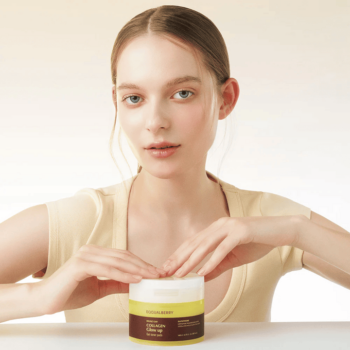 Modelka držiaca Bouncy Day Collagen Glow up Gel Toner Pads, ktoré hydratujú a dodávajú krásny lesk s nízkomolekulárnym kolagénom a glutatiónom.