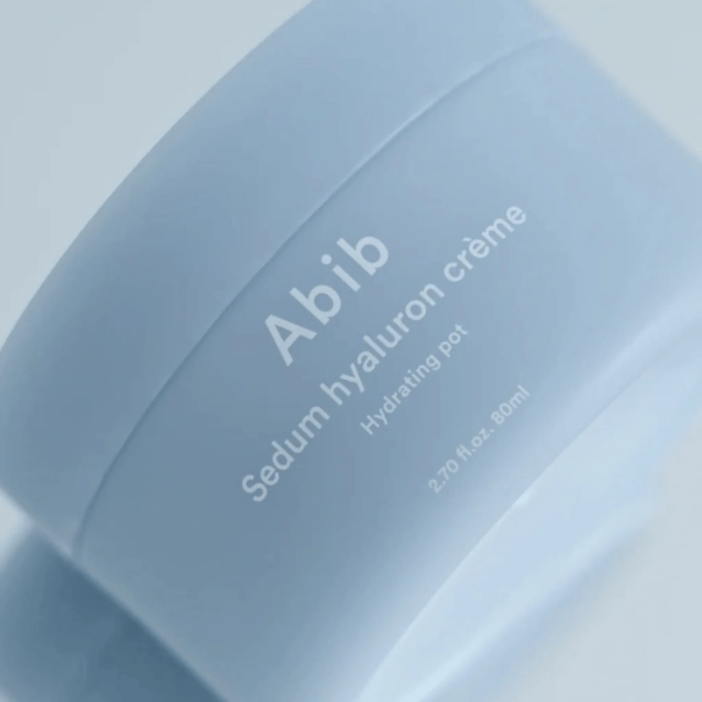 Detailný záber na Abib Sedum Hyaluron Crème Hydrating Pot 80 ml v svetlomodrej nádobe s minimalistickým dizajnom na neutrálnej pozadí.