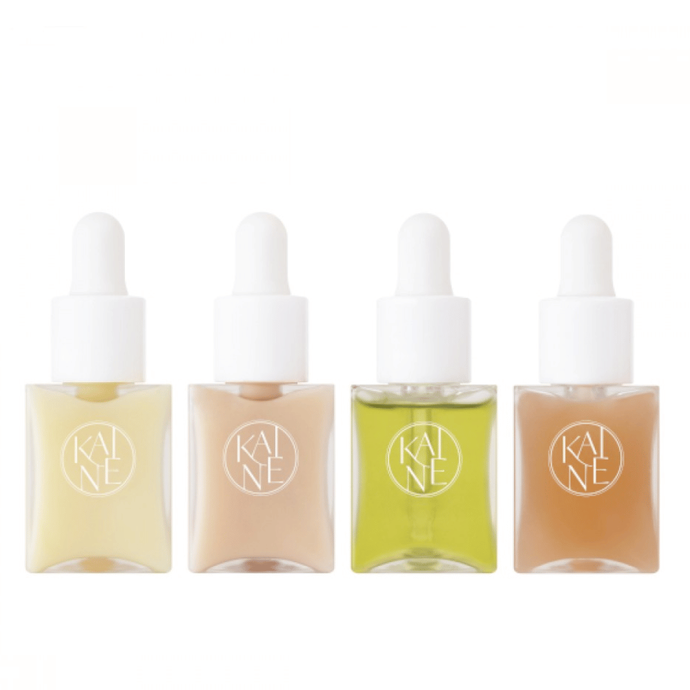 Štyri farebné fľaštičky séra z KAINÉ Serum Discovery Kit s pipetovým uzáverom, navrhnuté tak, aby vyhovovali rôznym potrebám pleti v minimalistickom a elegantnom balení.