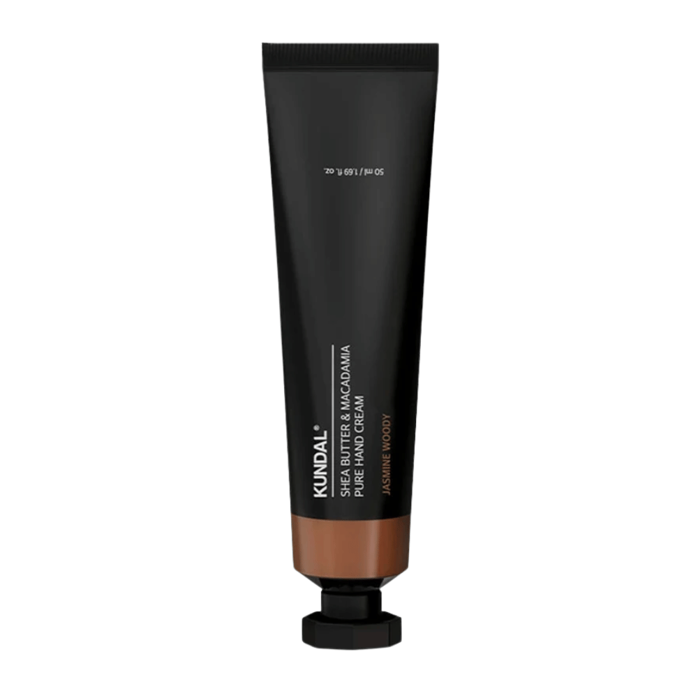 KUNDAL Shea Butter & Macadamia Pure Hand Cream Jasmine Woody stojaci na bielej pozadí – intenzívne hydratujúci krém na ruky s bambuckým maslom a makadamiou pre dennú starostlivosť o ruky.