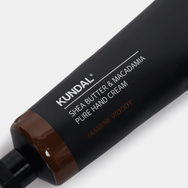 Detailný záber na KUNDAL Shea Butter & Macadamia Pure Hand Cream Jasmine Woody zobrazujúci elegantné balenie a prémiový pocit z krému na ruky.