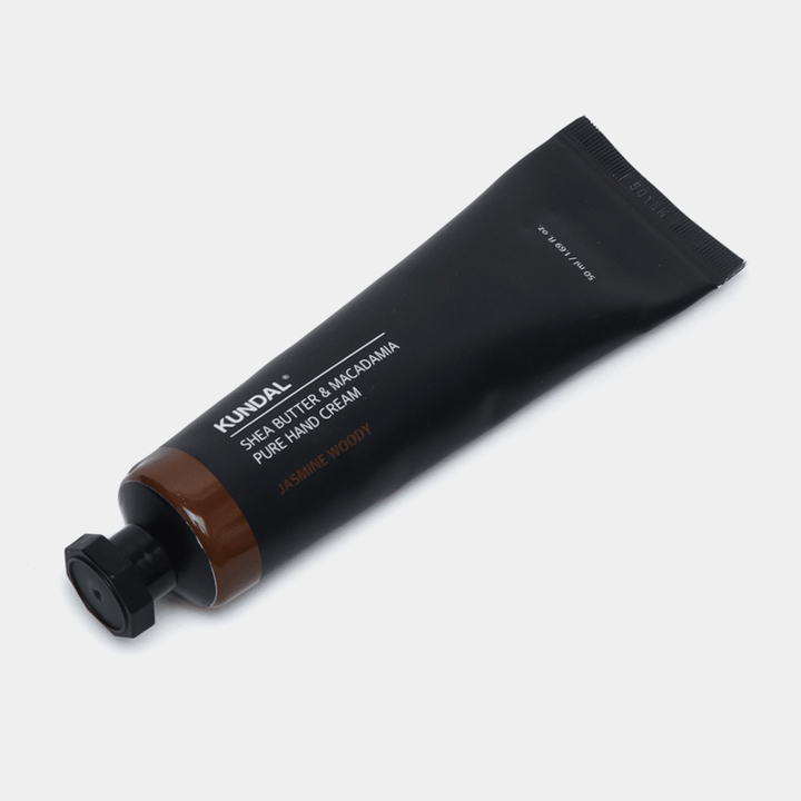 KUNDAL Shea Butter & Macadamia Pure Hand Cream Jasmine Woody – hydratačný krém na ruky s bambuckým maslom a makadamovým olejom pre jemné ruky a teplú, kvetinovú vôňu.