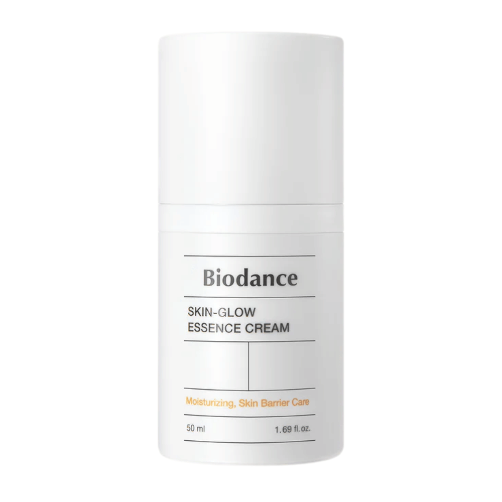 Obrázok produktu Biodance Skin-Glow Essence Cream vo fľaši s bielou pumpičkou a minimalistickým dizajnom. Text na obale ukazuje, že krém poskytuje hydratáciu a posilňuje kožnú bariéru. Objem: 50 ml.