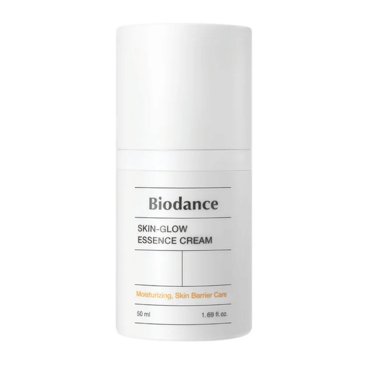 Obrázok produktu Biodance Skin-Glow Essence Cream vo fľaši s bielou pumpičkou a minimalistickým dizajnom. Text na obale ukazuje, že krém poskytuje hydratáciu a posilňuje kožnú bariéru. Objem: 50 ml.