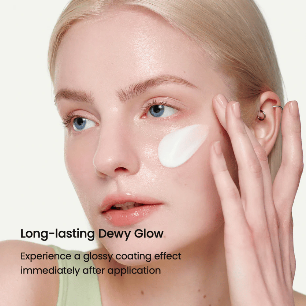 Detailný záber na ženu so svetlou pleťou, ktorá aplikuje Biodance Skin-Glow Essence Cream na líce, čo okamžite poskytuje lesklý a hydratovaný vzhľad s dlhotrvajúcim leskom.