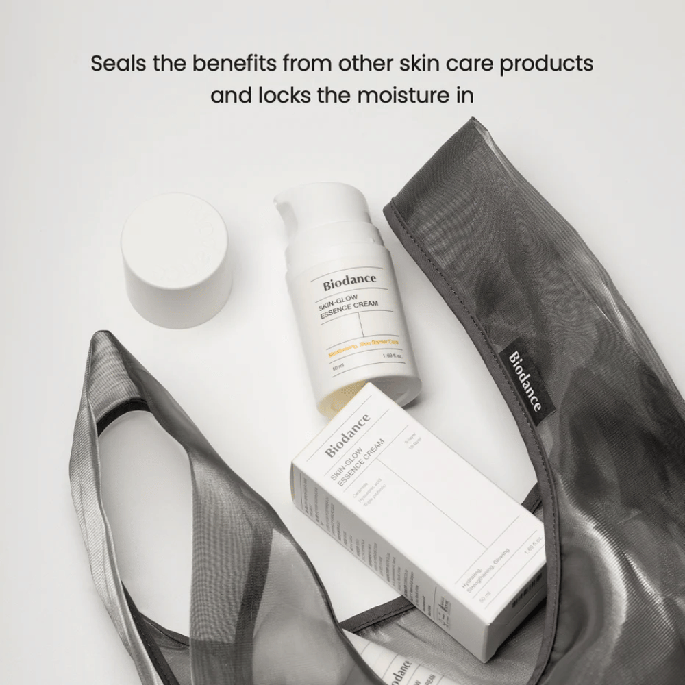 Biodance Skin-Glow Essence Cream stojaci v popredí spolu s obalom produktu a čiernou priehľadnou kozmetickou taškou, s textom nad tým, ktorý zdôrazňuje schopnosť krému uzavrieť vlhkosť a posilniť účinok iných produktov starostlivosti o pleť.