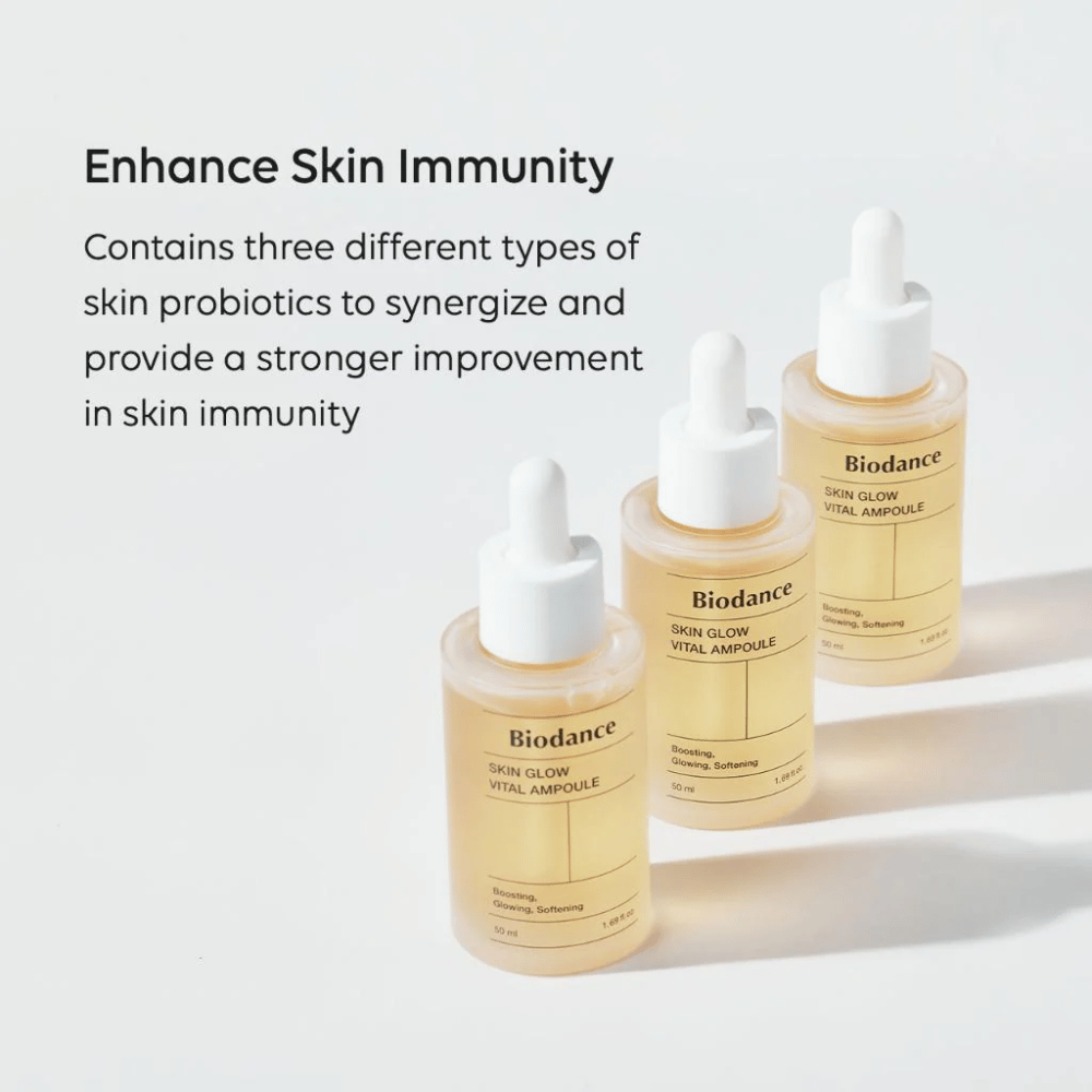 Tri fľaše Biodance Skin Glow Vital Ampoule sú zobrazené s textom 'Enhance Skin Immunity'. Produkt obsahuje tri rôzne typy kožných probiotík, ktoré posilňujú imunitu pokožky a zlepšujú jej ochranu.