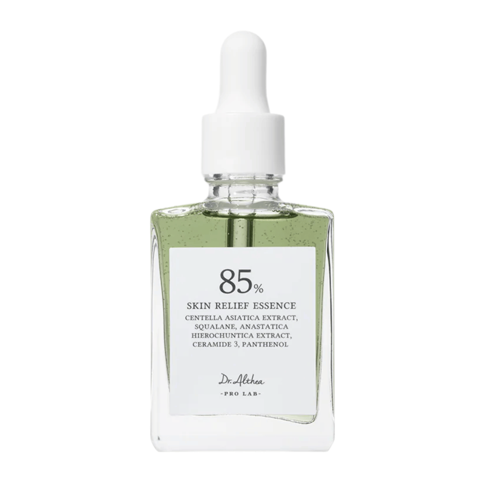 Dr. Althea 85% Skin Relief Essence v elegantnej sklenenej fľaši s bielou pipetou. Obsahuje centella asiatica, ceramidy a panthenol na upokojenie a obnovenie pokožky.