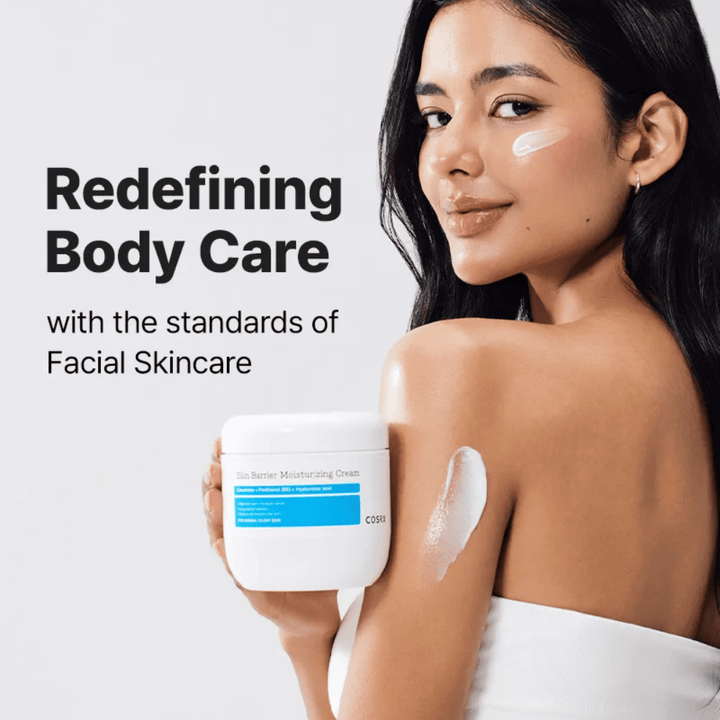 Žena aplikuje COSRX Skin Barrier Moisturizing Cream – hydratačný telový krém inšpirovaný starostlivosťou o tvár.