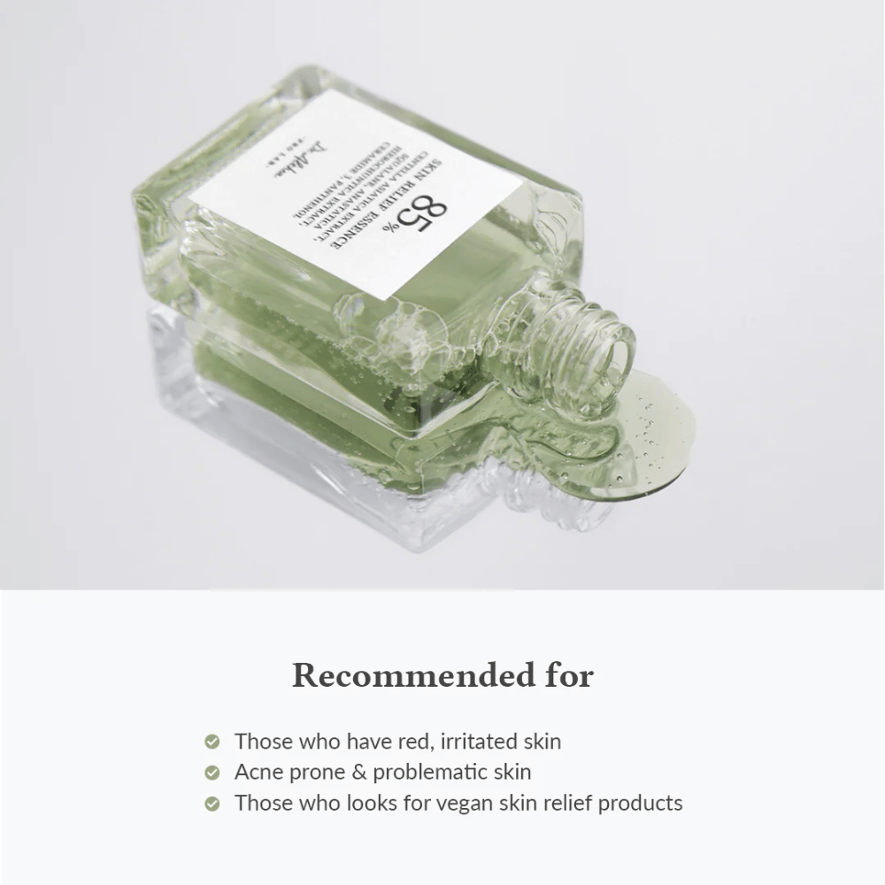 Dr. Althea Skin Relief Essence je položená s produktom, ktorý vyteká. Odporúča sa pre červenú, podráždenú pokožku, pokožku náchylnú na akné a pre tých, ktorí hľadajú vegánsku starostlivosť o pleť.