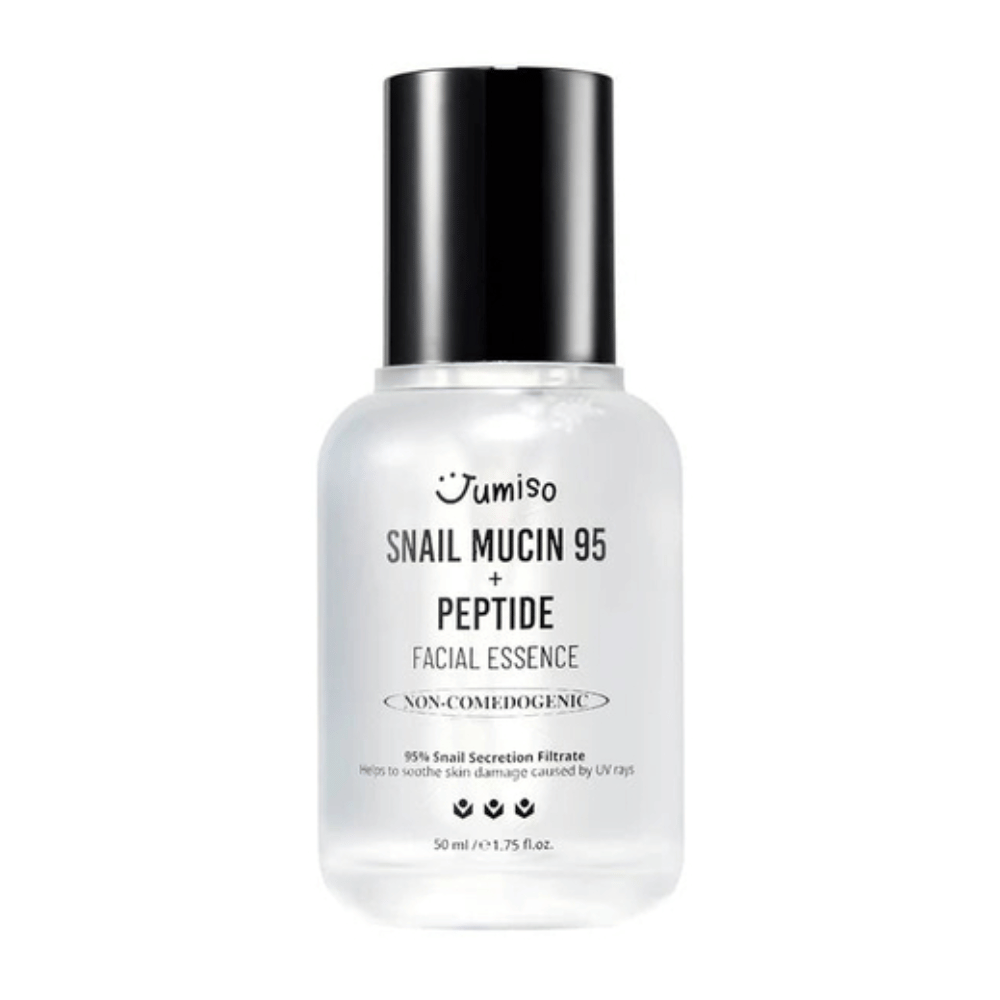 Jumiso Snail Mucin 95 + Peptide Facial Essence v priehľadnej fľaši s čiernym uzáverom. Upokojujúca, hydratačná a nekomedogénna esencia s 95 % slimačím sekrétom.