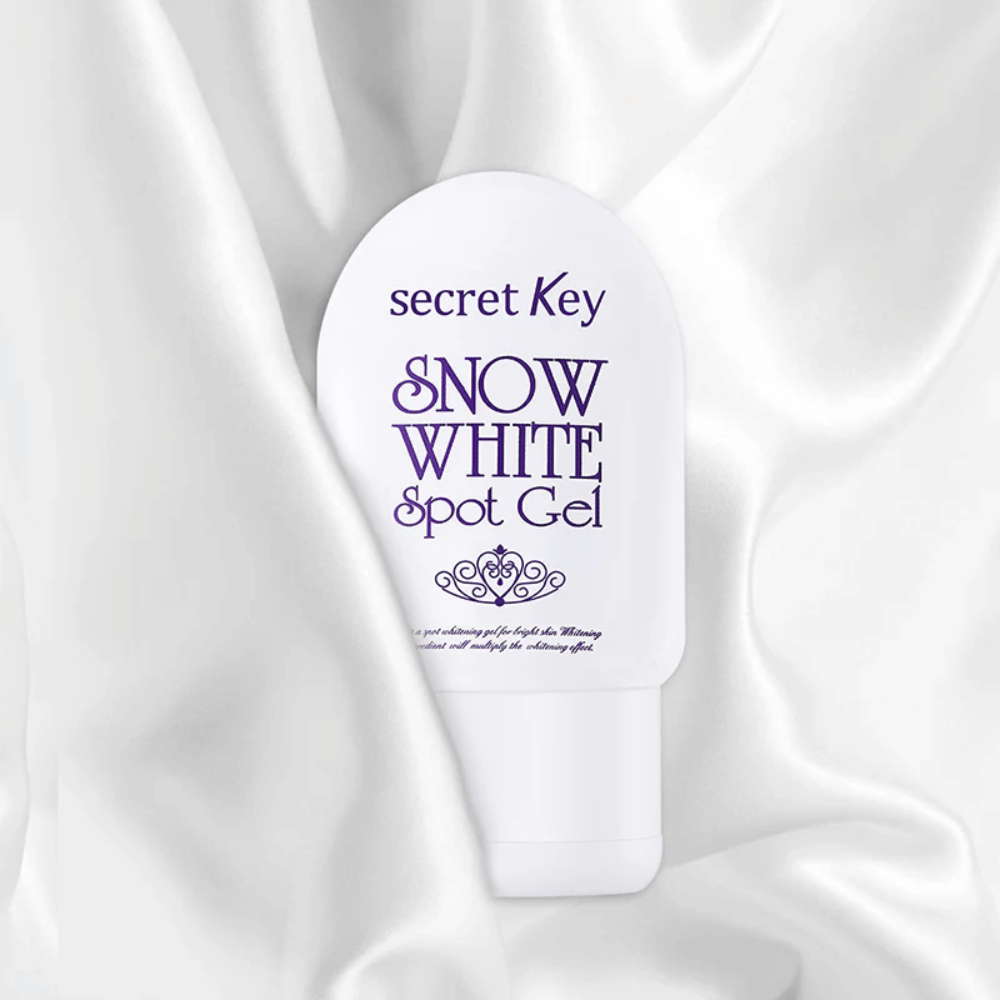 Secret Key Snow White Spot Gel umiestnený na bielom hodvábnom pozadí.