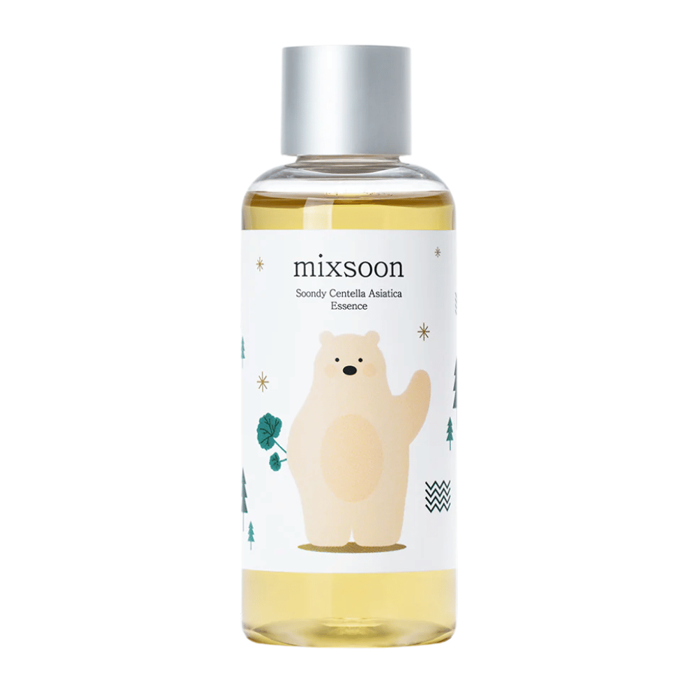 Produktový obrázok Mixsoon Soondy Centella Asiatica Essence v priehľadnej fľaši s ilustráciou medveďa, na bielom pozadí.