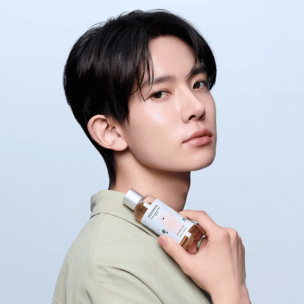 Model drží Mixsoon Soondy Centella Asiatica Essence v ruke, ukazuje produkt pre citlivú pokožku.