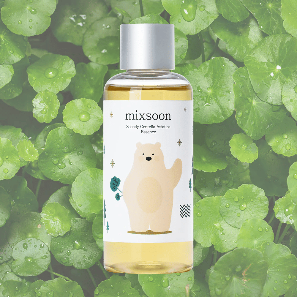 Mixsoon Soondy Centella Asiatica Essence fľaša s ilustráciou medveďa, na pozadí zelených listov centella.